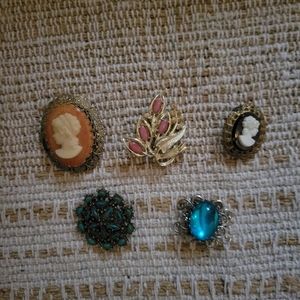 5 Vintage Brooch - assorted